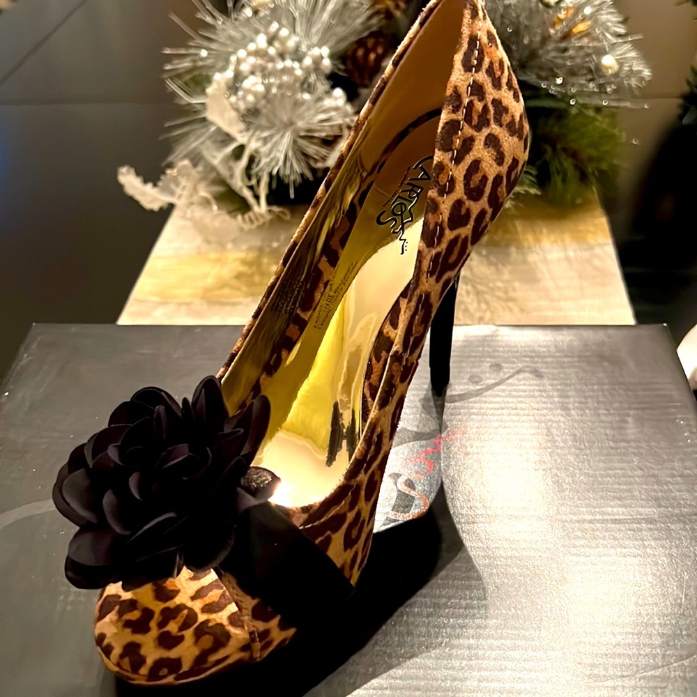 STUNNING CARLOS SANTANA CUPCAKE LEOPARD PUMPS